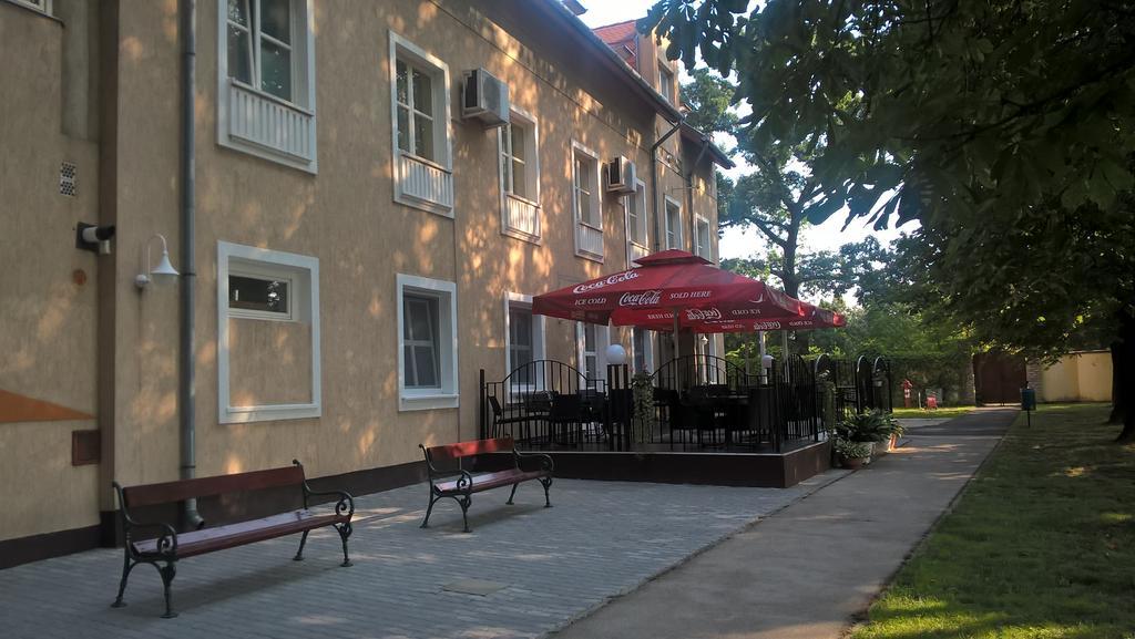 Hotel Thelena Tolna Экстерьер фото