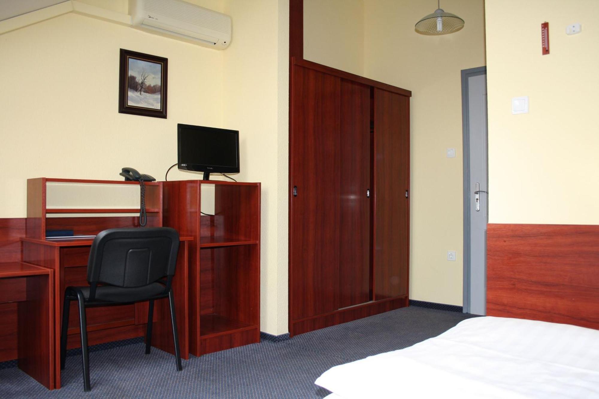 Hotel Thelena Tolna Экстерьер фото